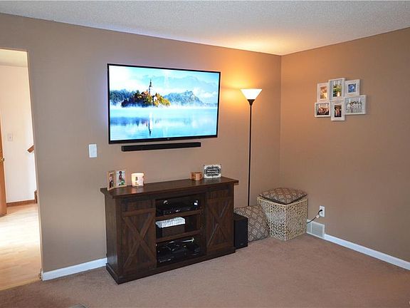 5th image of 24 Michelle Dr