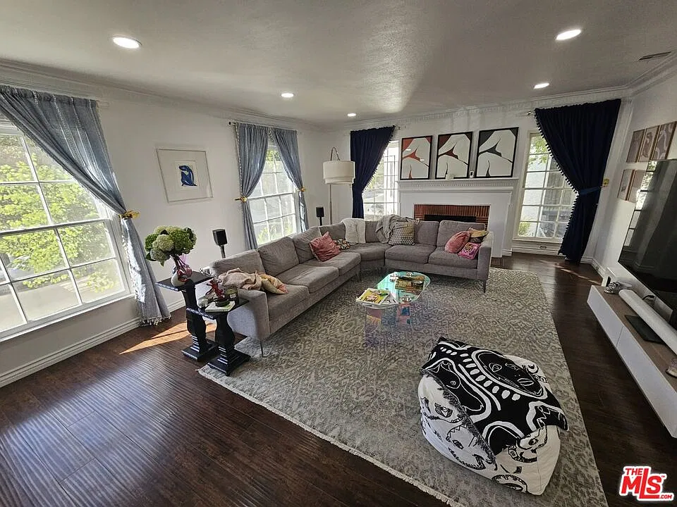 2 bed, 1.5 bath, 1800 sqft, $4,800 — Photo 3