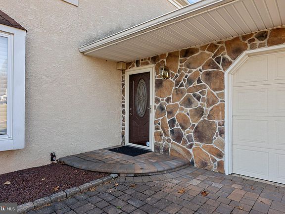 3rd image of 25 Sharon Dr