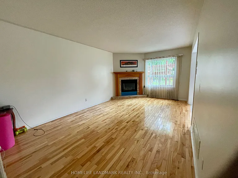 53 Brown St W — Photo 5