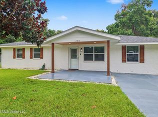 200 Beverly Dr, Ocean Springs, MS 39564