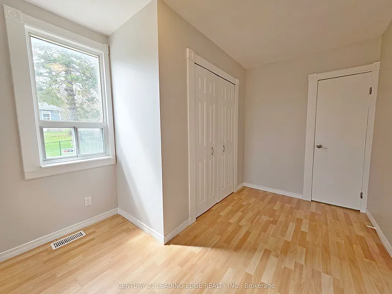 500 The Queensway S — Photo 24