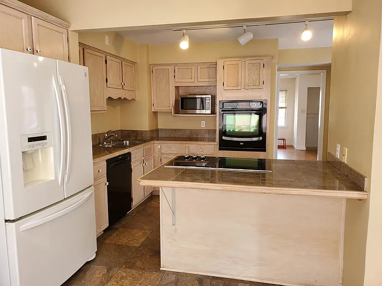 6015 N Shoreland Ave #3 — Photo 9