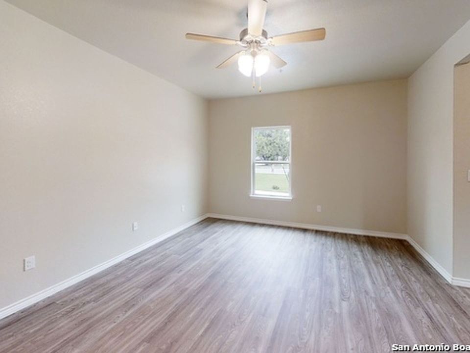 1070 E Cedar St APT B, Seguin, TX 78155 | Zillow