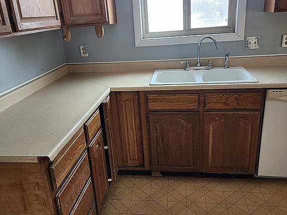 3rd image of 706 W Larue Dr