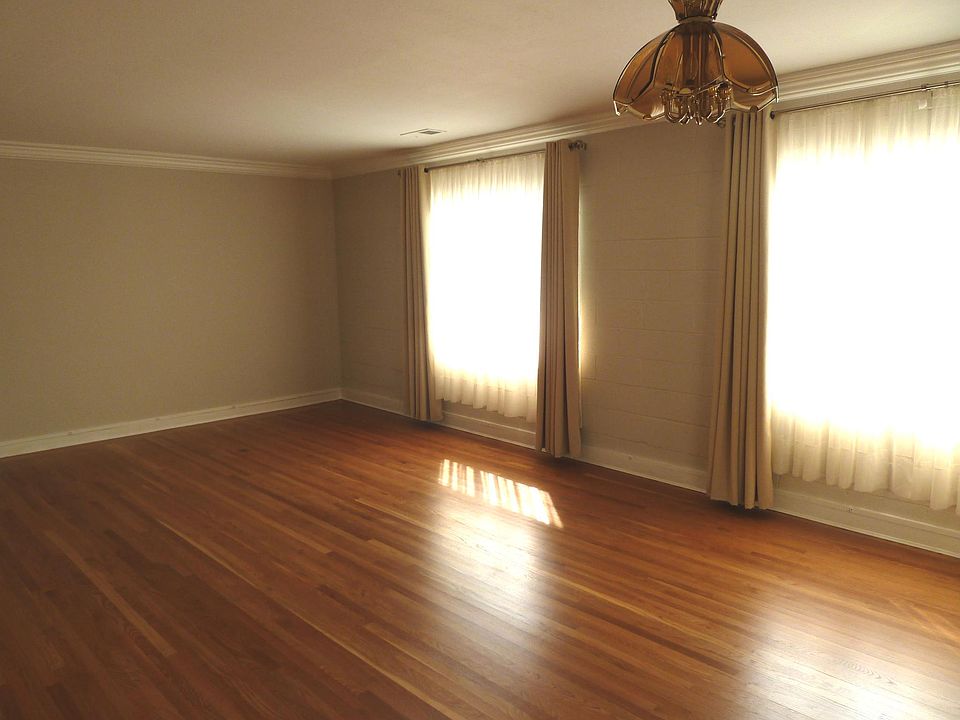 Spacious living Room, Doning Area and Family Rooom, all with Hardwood flooring.