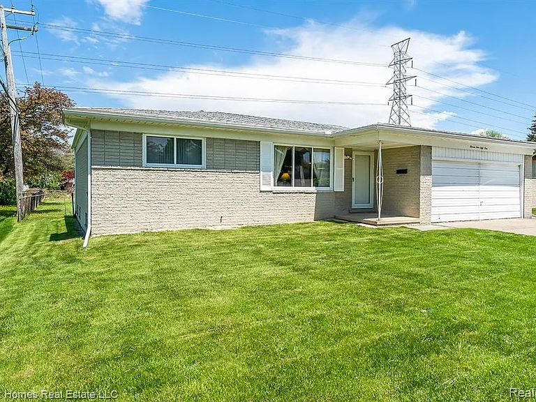 11451 Canterbury Dr — Photo 2