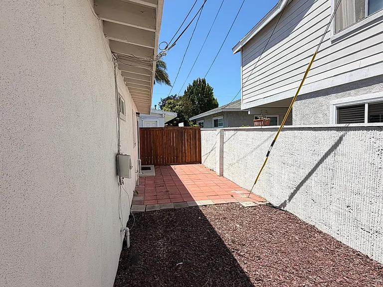 2474 Elden Ave #B — Photo 17