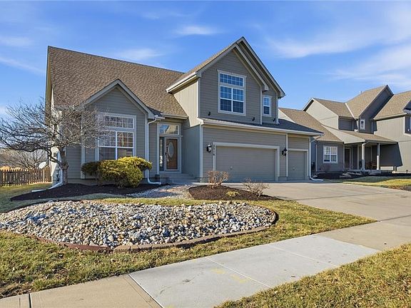 3rd image of 2516 SW Current Ln