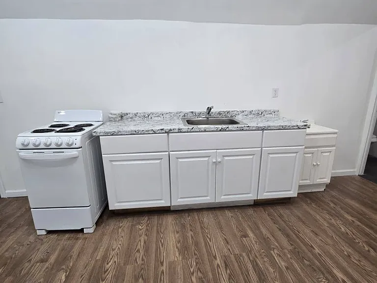 954 E Grand St #3 — Photo 4