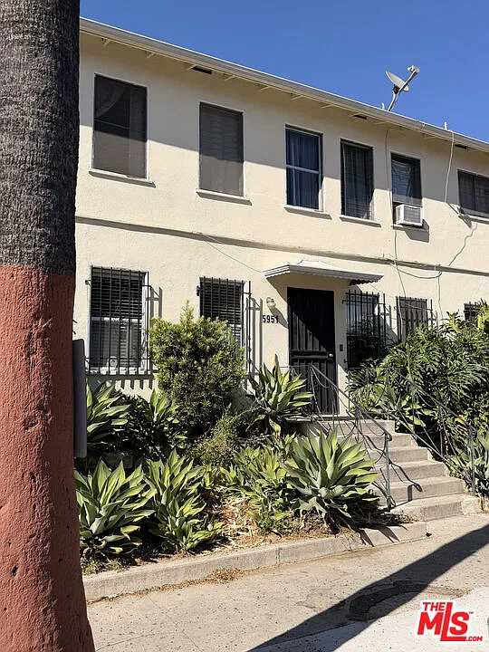 2 bed, 1.0 bath, 900 sqft, $2,645 — Photo 3