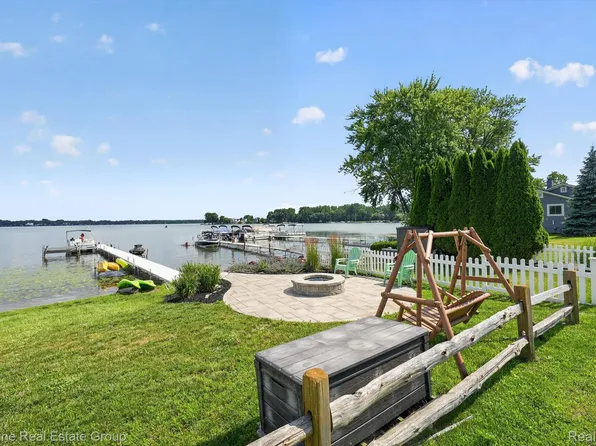 240 Rosebud Ct, Walled Lake, MI 48390