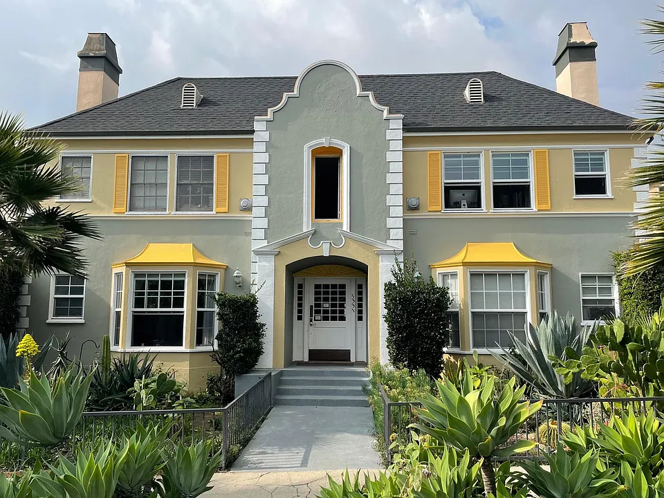 Classic Hollywood Apartment w/ gorgeous garden in the heart of old Hollywood.