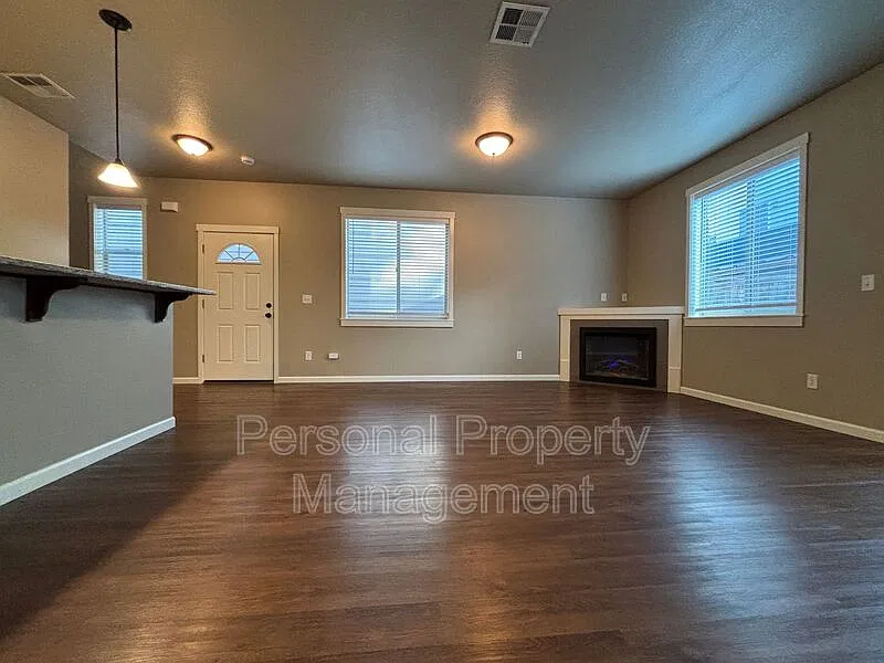 3 bed, 2.5 bath, 1624 sqft, $2,495 — Photo 2