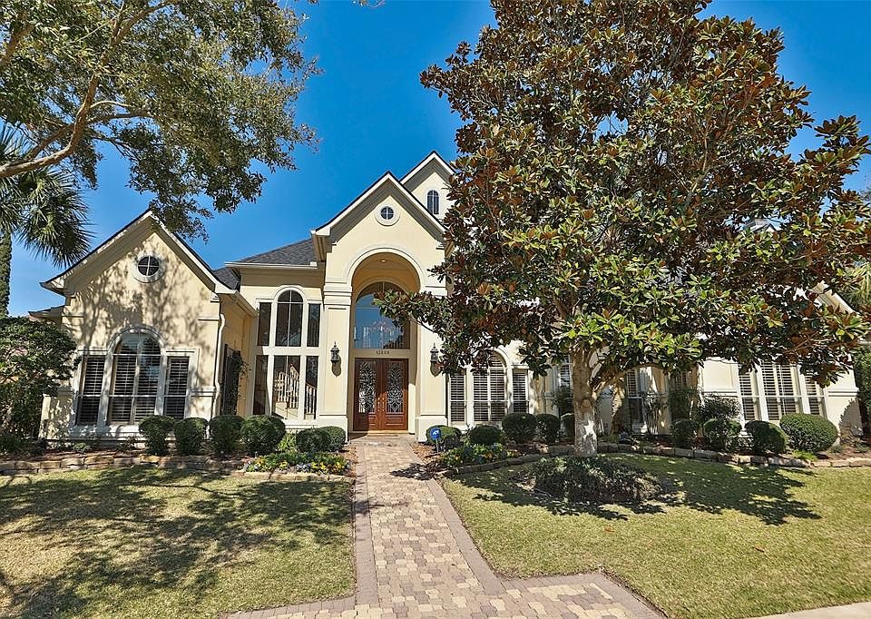 This timeless treasure is well located in the subdivision near the main entrance and all the amenities of this resort- like community of Lakes of Parkway.
