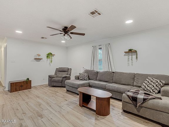 3rd image of 904 Chappuis Ave