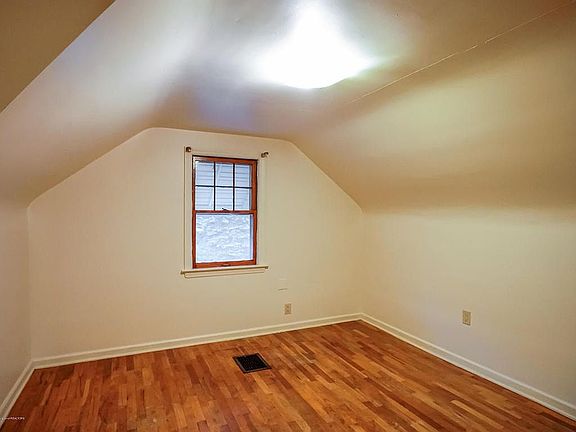 2nd image of 905 Woodbine Ave