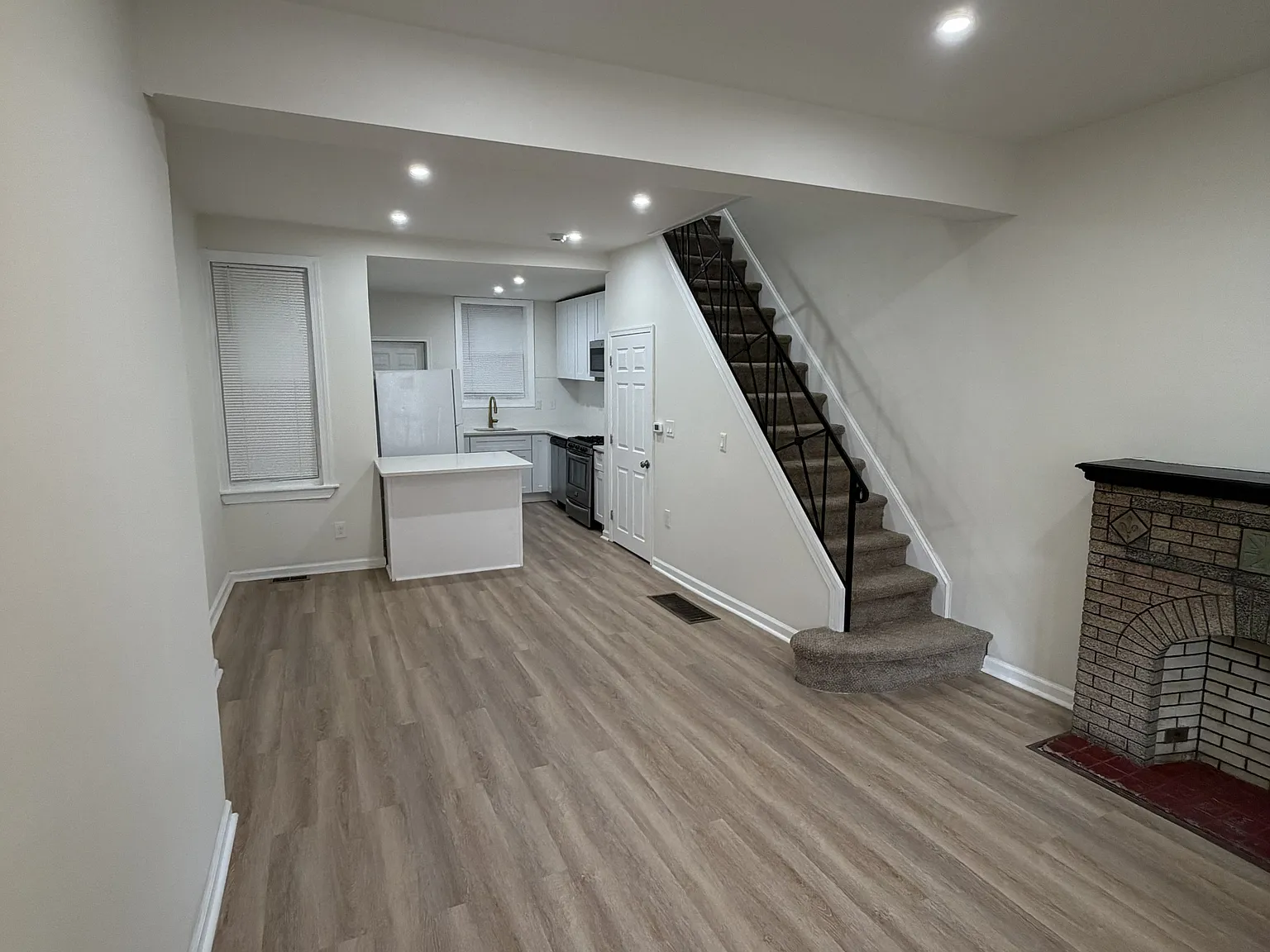 3 bed, 1.5 bath, 926 sqft, $1,990 — Photo 2