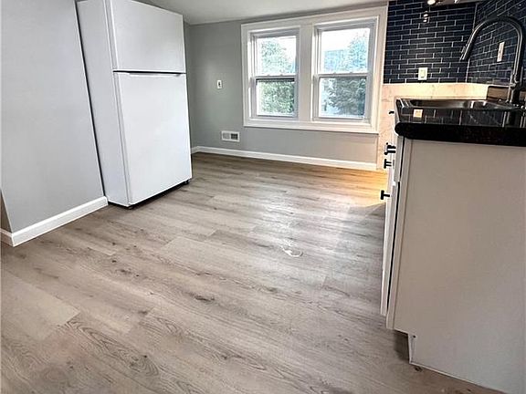 3rd image of 100 Mulberry St