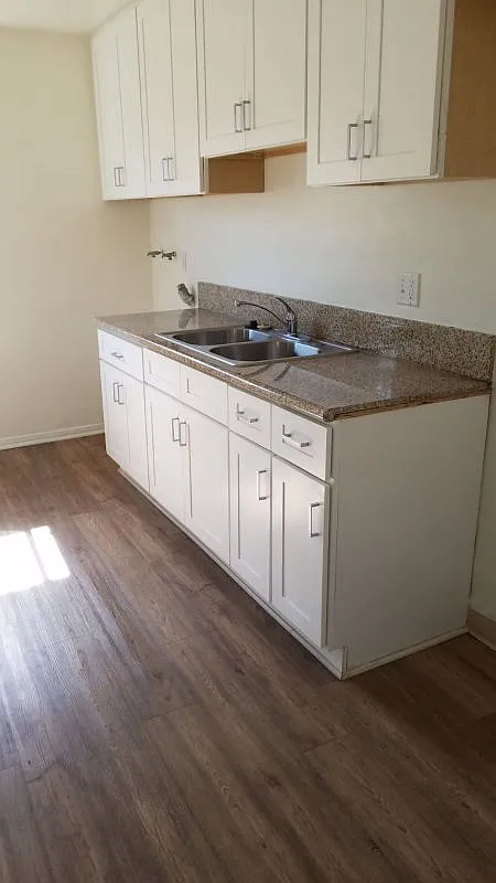 3 bed, 1.0 bath, 1036 sqft, $3,200 — Photo 3