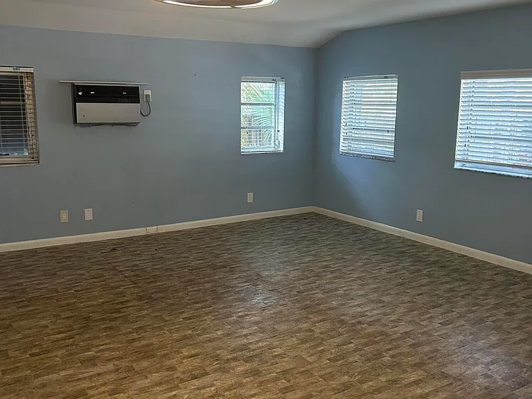 704 NE 20th Ave — Photo 8