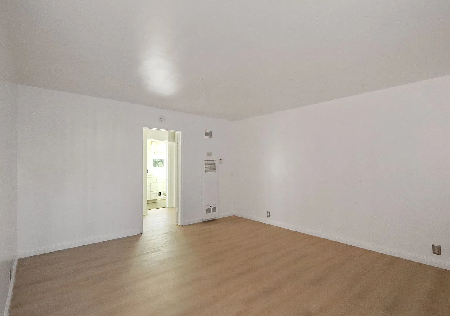 Charming 1-Bedroom Apartment in a Gated Long Beach Community — Photo 3