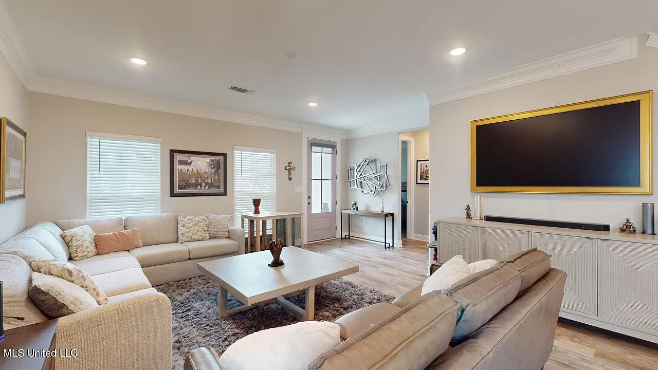 4 bed, 3.0 bath, 2525 sqft, $3,950 — Photo 4