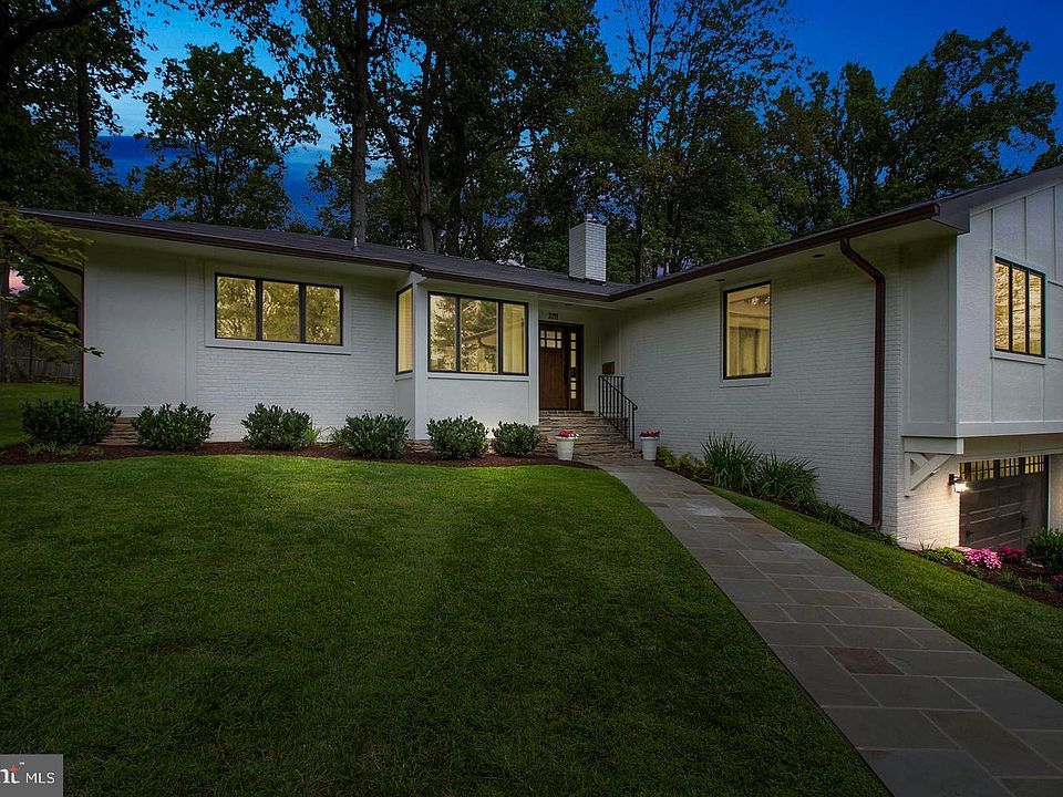 2nd image of 3211 Pauline Dr