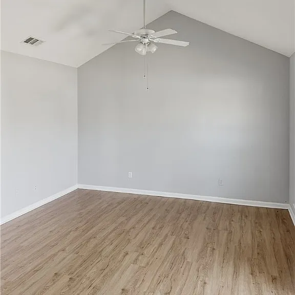 135 Hunt Club Ct — Photo 2