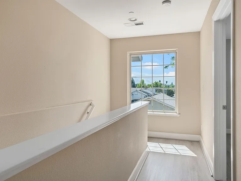 562 Lambert Ter — Photo 8