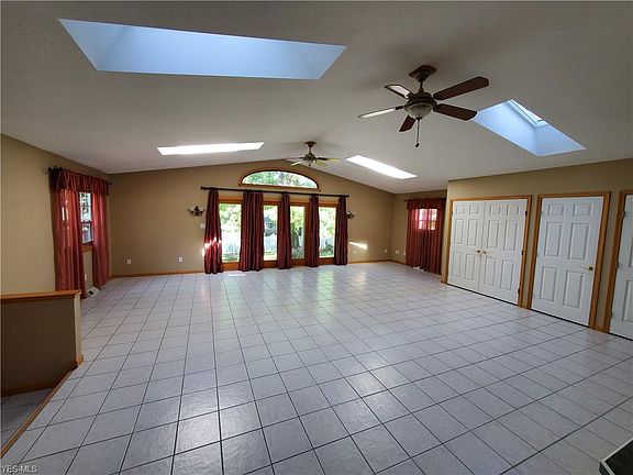 2nd image of 330 Shenandoah Blvd