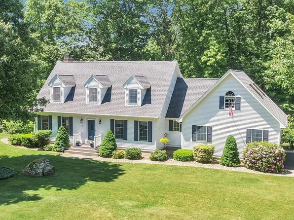 5 Applewood Road, Pelham, NH 03076