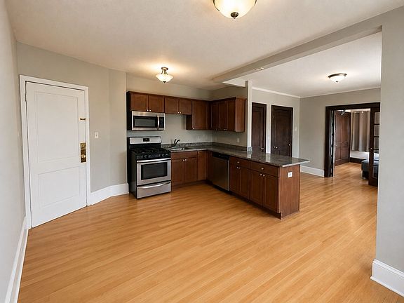 2nd image of 422 Pierce St N APT 3