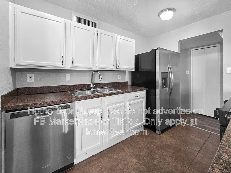 3 bed, 2.0 bath, 1383 sqft, $1,945 — Photo 3