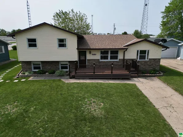 1712 Rose Ln, Storm Lake, IA 50588