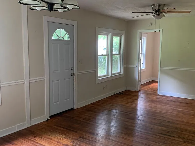 43 Berry Ave — Photo 2