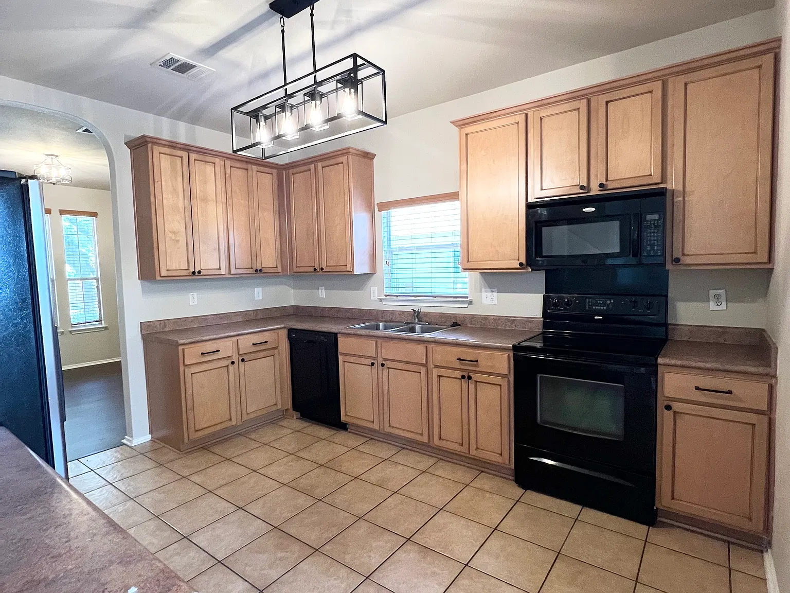 3 bed, 2.5 bath, 2180 sqft, $1,850 — Photo 4
