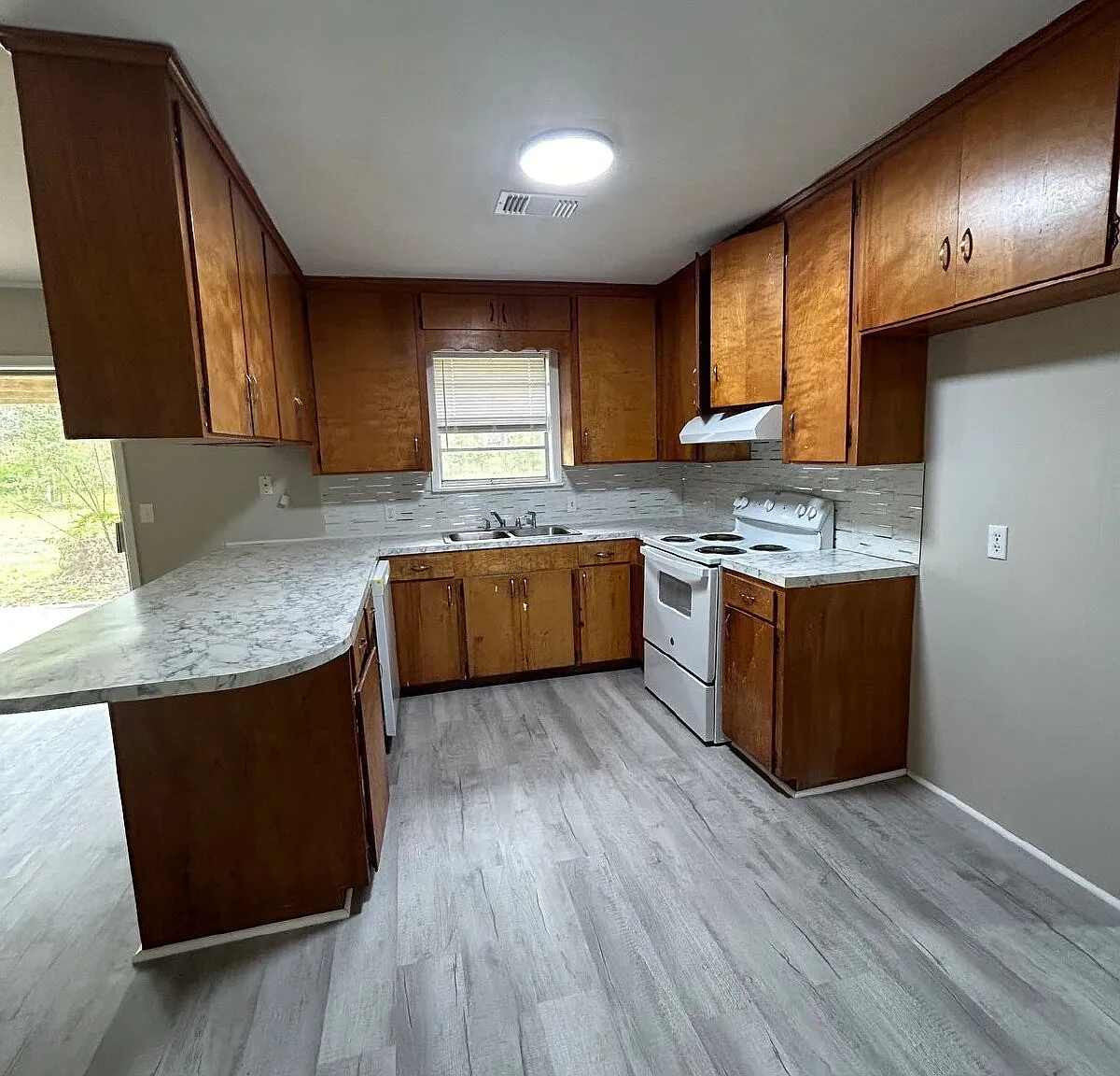 3 bed, 1.5 bath, 1144 sqft, $1,300 — Photo 2