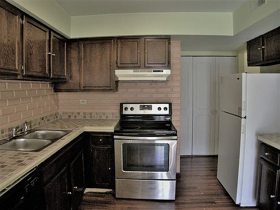 3rd image of 543 Manor Cir #543