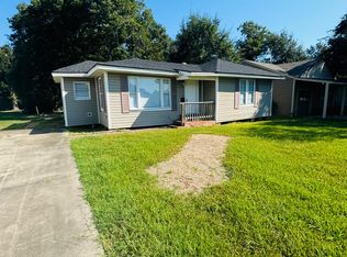 3132 E Parkway St, Groves, TX 77619