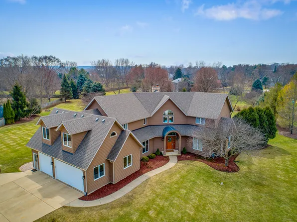 6N258 Creekside Dr, St Charles, IL 60175