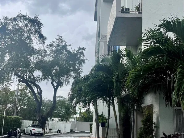 7801 NE 4th Ct APT 303, Miami, FL 33138