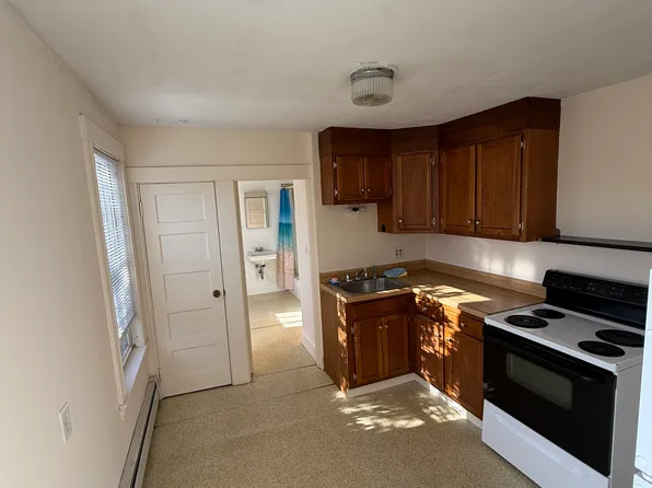 108 Apsley St APT 5, Hudson, MA 01749