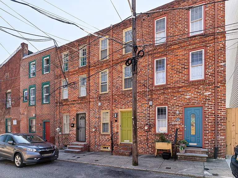 304 Sears St — Photo 2