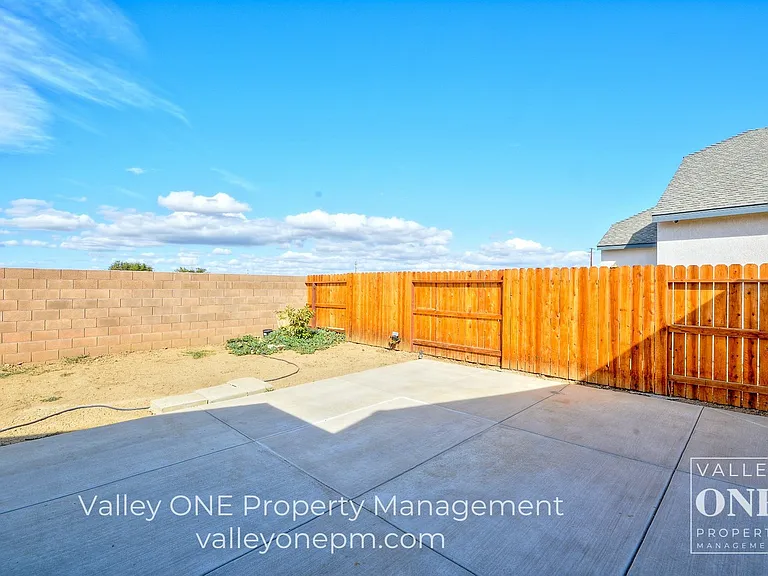933 Tipton Ln — Photo 30