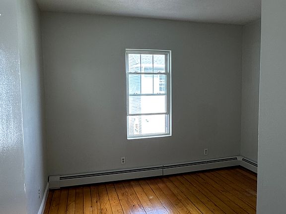 4th image of 52 Sassafras St Floor 2