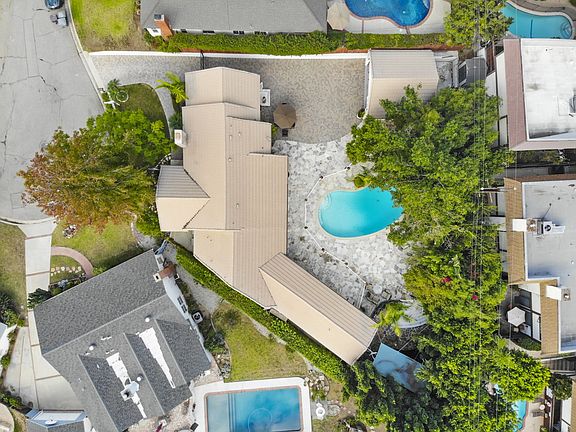 3rd image of 1426 Merriman Dr