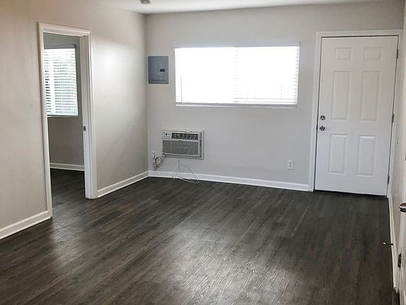 2nd image of 509 Hyde Park Pl #9