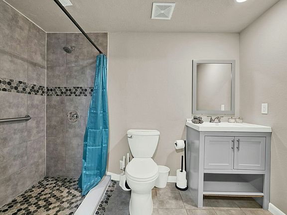 One of the common bathrooms