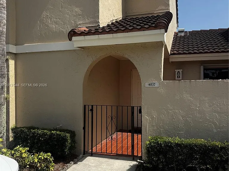 6532 NW 170th Ter — Photo 4